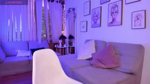 Snapshot of bella_es chatting on 27, 9, 2025 Onlyfans isa bella 23 online show from 27, 9, 2025