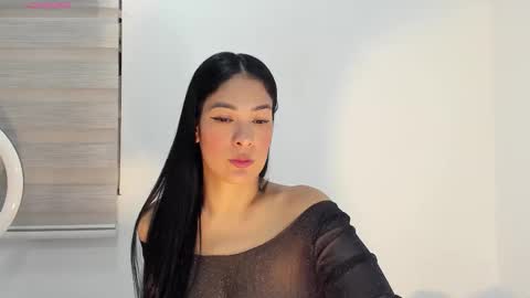 Snapshot of bella_hadid1_ chatting on 12, 11, 2025 Laura online show from 12, 11, 2025