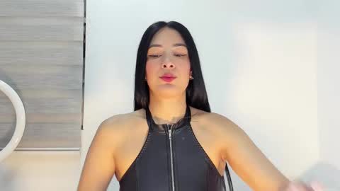 Snapshot of bella_hadid1_ chatting on 4, 12, 2025 Laura online show from 4, 12, 2025