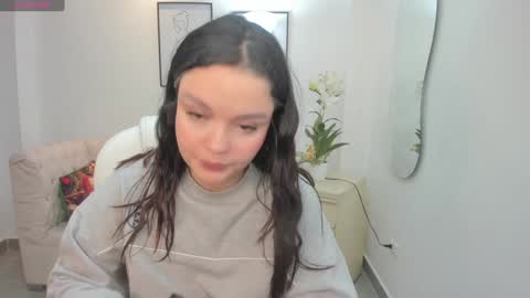 Snapshot of bellaa_hadid_ chatting on 7, 1, 2025 Bella Hadid online show from 7, 1, 2025