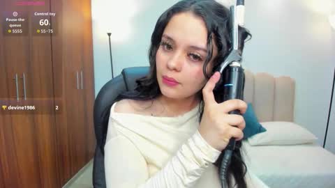 Snapshot of bellaa_hadid_ chatting on 19, 9, 2025 Bella Hadid online show from 19, 9, 2025