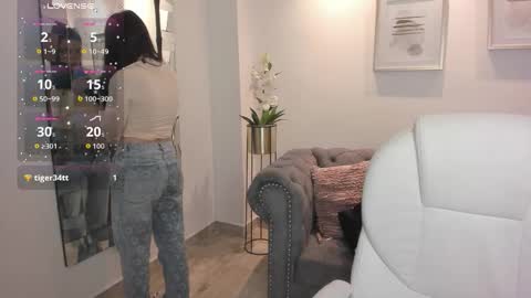 Snapshot of bellaa_hadid_ chatting on 2, 10, 2025 Bella Hadid online show from 2, 10, 2025