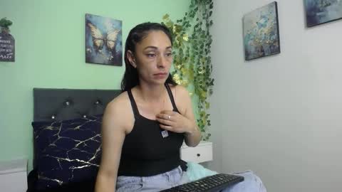 Snapshot of bellamarquez_ chatting on 25, 10, 2025 Bella online show from 25, 10, 2025