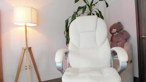 Snapshot of bellamia_ chatting on 25, 4, 2026 Bella Mia online show from 25, 4, 2026