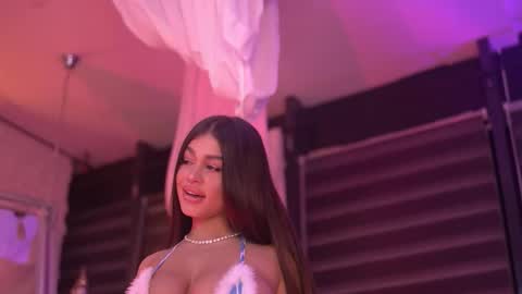 Bella online show from 4, 12, 2025