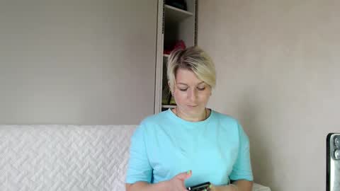 Snapshot of bellastrong_ chatting on 15, 10, 2025 Bella online show from 15, 10, 2025