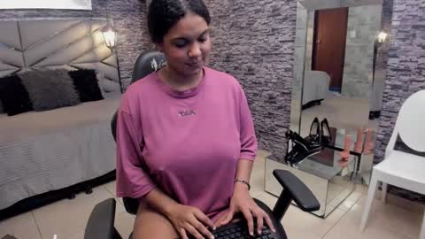 Snapshot of bellybigboobs chatting on 1, 12, 2025 Belly online show from 1, 12, 2025