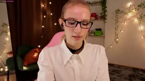 Snapshot of berrryjelly chatting on 17, 6, 2026 Hi Im NikaComing back online on Monday 3 online show from 17, 6, 2026