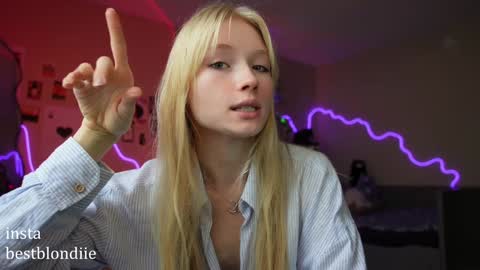 Snapshot of bestblondiiecb chatting on 3, 1, 2025 Chloe Next stream on Friday online show from 3, 1, 2025