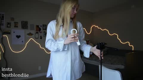 Snapshot of bestblondiiecb chatting on 7, 3, 2025 Chloe Next stream on Friday online show from 7, 3, 2025