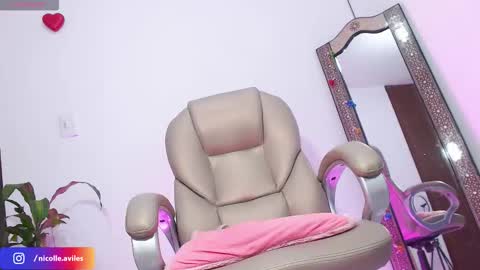 Nicolle Aviles online show from 7, 10, 2025