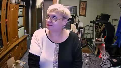 Snapshot of beverlycynia chatting on 5, 10, 2025 BeverlyCynia online show from 5, 10, 2025