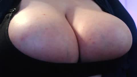 Snapshot of bigbittiesandfun chatting on 23, 4, 2026 bigbittiesandfun online show from 23, 4, 2026