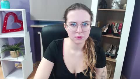 Z O E Y online show from 6, 3, 2025