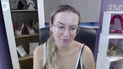 Z O E Y online show from 10, 9, 2025