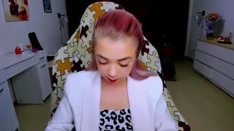 Nicole online show from 7, 2, 2025