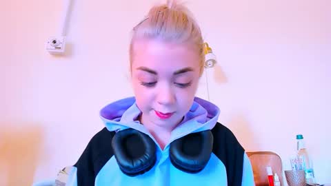 Nicole online show from 26, 2, 2025