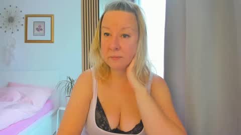 Snapshot of blonde_angel20 chatting on 7, 1, 2025 Nicole online show from 7, 1, 2025