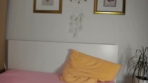 Snapshot of blonde_angel20 chatting on 19, 11, 2025 Nicole online show from 19, 11, 2025