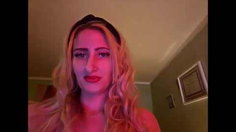 Snapshot of blondebellaaa3 chatting on 4, 12, 2024 Gia online show from 4, 12, 2024