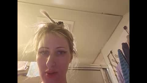 Snapshot of blondebellaaa3 chatting on 2, 1, 2025 Gia online show from 2, 1, 2025