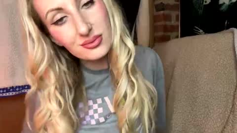 Snapshot of blondebellaaa3 chatting on 28, 2, 2025 Gia online show from 28, 2, 2025