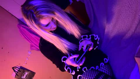 Snapshot of blondebellaaa3 chatting on 12, 3, 2025 Gia online show from 12, 3, 2025