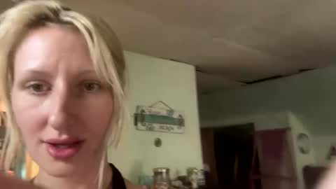 Snapshot of blondebellaaa3 chatting on 16, 9, 2025 Gia online show from 16, 9, 2025