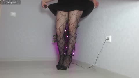 Im Di. I smell naked even when Im dressed. online show from 5, 12, 2024