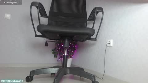 Im Di. I smell naked even when Im dressed. online show from 24, 12, 2024