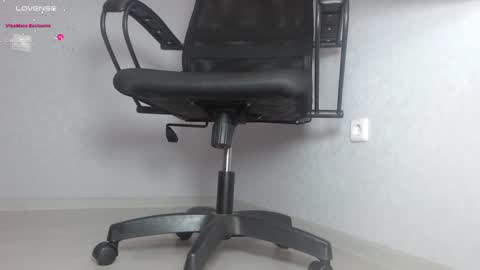 Im Di. I smell naked even when Im dressed. online show from 21, 1, 2025