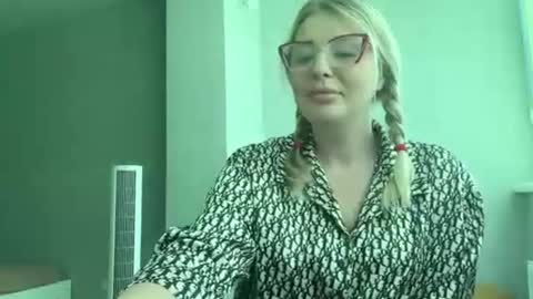 blondie_xoxoxo online show from 6, 8, 2026