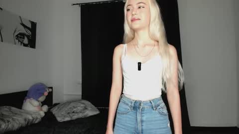 Snapshot of blondiebubble chatting on 3, 12, 2025 blondiebubble online show from 3, 12, 2025