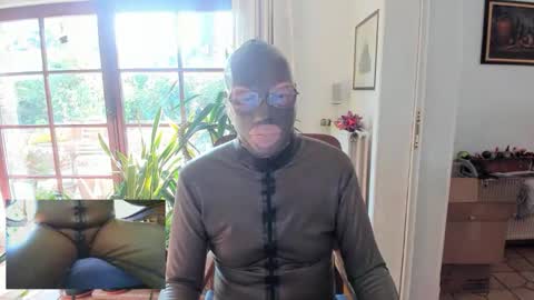 Snapshot of bob2658 chatting on 19, 10, 2025 SlaveRobert online show from 19, 10, 2025