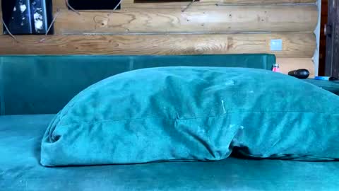 Nail and Olivia online show from 21, 11, 2025