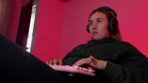 Bonnie Help me reach 500 likes online show from 22, 12, 2025