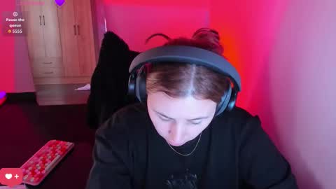 Bonnie Help me reach 500 likes online show from 5, 3, 2026