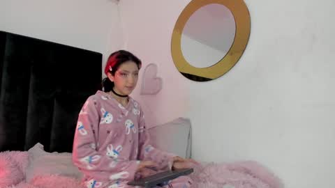 Snapshot of bonniecute_ chatting on 28, 12, 2024 online show from 28, 12, 2024