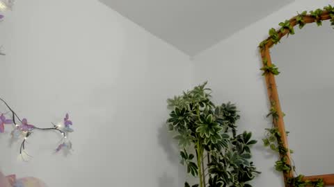 Snapshot of bonniecute_ chatting on 12, 10, 2025 online show from 12, 10, 2025