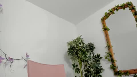 Snapshot of bonniecute_ chatting on 14, 10, 2025 online show from 14, 10, 2025