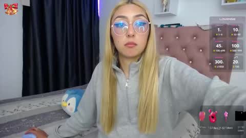 Soffy Brooks Independent model online show from 15, 12, 2025