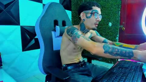 Snapshot of boy_tatto77 chatting on 27, 5, 2026 boy_tatto77 online show from 27, 5, 2026