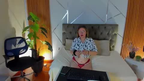 Snapshot of brenda_hertz chatting on 16, 12, 2025 BRENDA online show from 16, 12, 2025