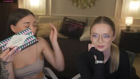Snapshot of bright_diamonds_054 chatting on 22, 4, 2026 Diamonds Girls online show from 22, 4, 2026
