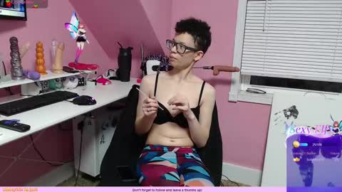 Snapshot of bright_pink_strawberry chatting on 6, 3, 2025 Strawberry online show from 6, 3, 2025