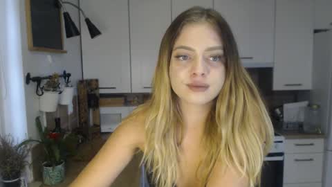 Snapshot of buffyextasy chatting on 9, 10, 2025 Buffy online show from 9, 10, 2025