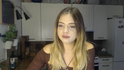 Snapshot of buffyextasy chatting on 28, 10, 2025 Buffy online show from 28, 10, 2025