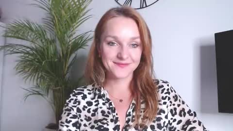 Snapshot of buffyextasy chatting on 28, 10, 2025 Buffy online show from 28, 10, 2025