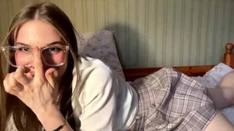 Snapshot of bumblebliss chatting on 27, 4, 2026 Mary online show from 27, 4, 2026