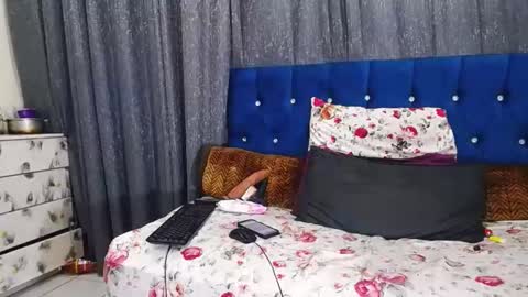 Snapshot of bustybmwx chatting on 27, 10, 2025 bustybmwx online show from 27, 10, 2025